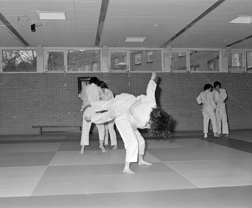 881455 Afbeelding van een cursus judo in de Sportschool Anton Geesink (Anton Geesinkstraat 13) te Utrecht.